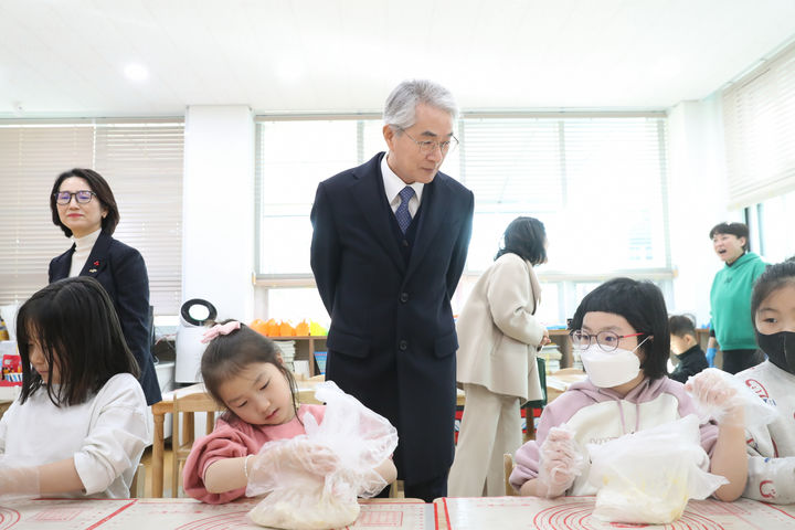 [창원=뉴시스] 13일 박종훈 교육감이 늘봄 밀양 다봄을 방문해 운영현황을 살피고 현장 관계자들을 격려하는 모습. (사진=경남교육청 제공) 2026.01.13. photo@newsis.com *재판매 및 DB 금지