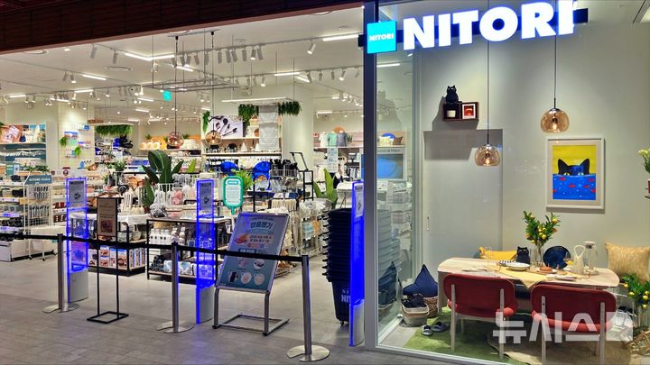 [서울=뉴시스] 롯데백화점은 리빙 전문 브랜드 니토리(NITORI)의 컴팩트 전략형 매장을 선보인다고 14일 밝혔다. 이달 15일 롯데백화점 동탄점에 개점하는 니토리 매장은 100평 규모 공간에 고객이 선호하는 핵심 상품 만을 엄선해 배치해 효율적인 공간 구성을 갖췄다. 사진은 롯데백화점 동탄점 지하 2층에 자리한 니토리 매장 전경. (사진=롯데백화점 제공) 2026.01.14. photo@newsis.com