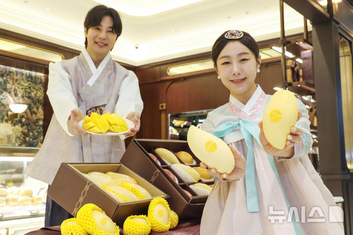 [서울=뉴시스] 신세계백화점은 올해 설 명절을 앞두고 태국 산지에서 직접 들여온 망고 선물세트를 선보인다고 14일 밝혔다. 사진은 신세계 태국망고 세트(6입·7만5000원)와 국내 셀렉트팜 상품인 충북 예산군 사과, 경기 화성시 금성농원 배를 혼합해 만든 신세계 사과·배·태국망고 세트(9입·11만원) 등 2종 이미지. (사진=신세계백화점 제공) 2026.01.14. photo@newsis.com