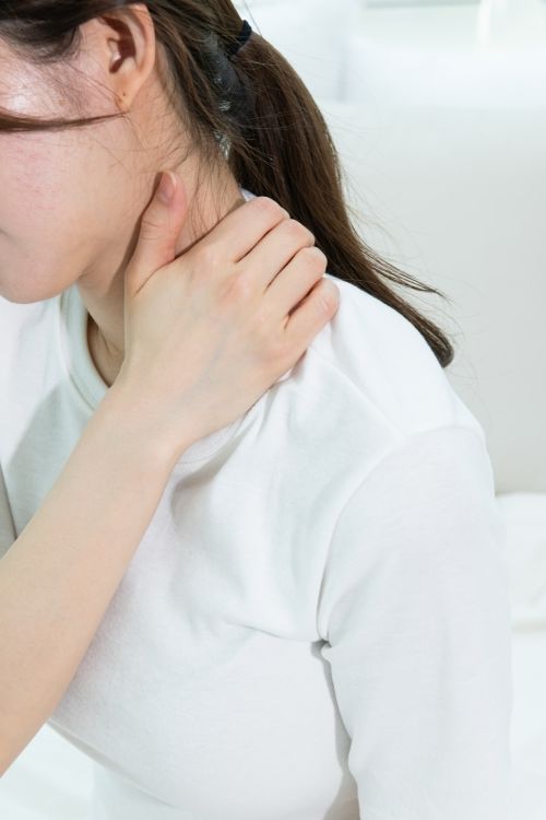 [서울=뉴시스] 14일 의료계에 따르면 경추 신경뿌리병증은 디스크나 뼈의 변형으로 이어진 신경 뿌리 중 특정 한 가닥이 눌리면서 발생하는 질환이다. (사진=유토이미지 제공) 2026.01.13. photo@newsis.com *재판매 및 DB 금지