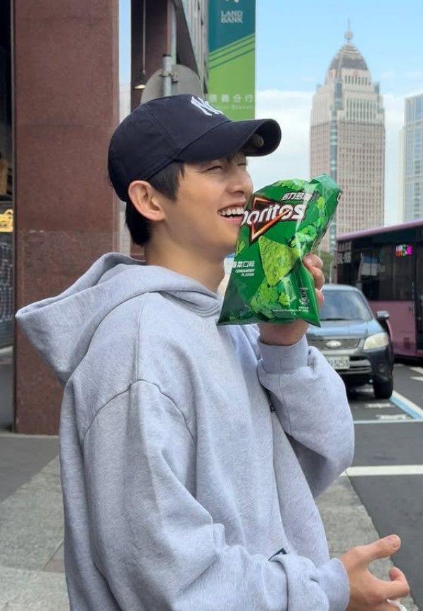 송중기, 대만 거리서 포착…♥케이티는 어디?