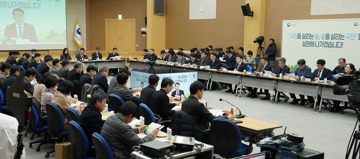 [대전=뉴시스] 13일 김인호 산림청장이 정부대전청사에서 열린 '2026년 전국 산림관계관 회의'를 주재하고 있다. (사진=산림청 제공) 2026.01.13. photo@newsis.com *재판매 및 DB 금지