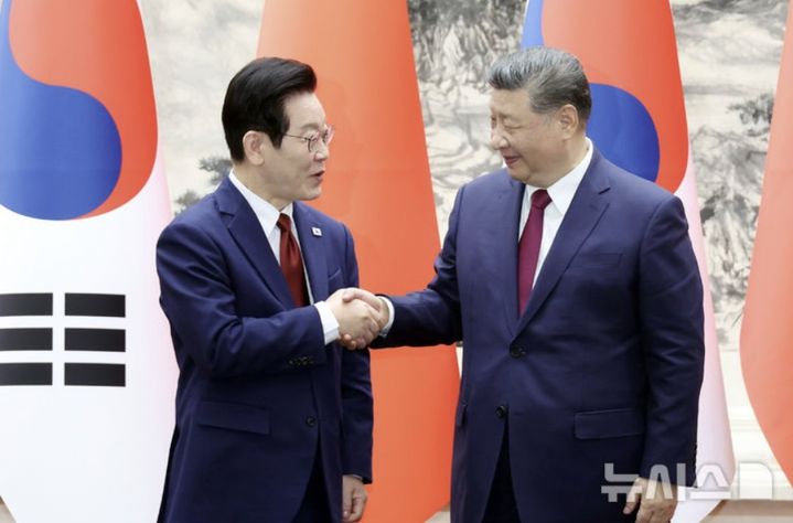 [베이징=뉴시스] 최동준 기자 = 이재명 대통령과 시진핑 중국 국가주석이 5일(현지 시간) 중국 베이징 인민대회당에서 열린 한중 MOU 체결식에서 악수하고 있다. 2026.01.05. photocdj@newsis.com *재판매 및 DB 금지