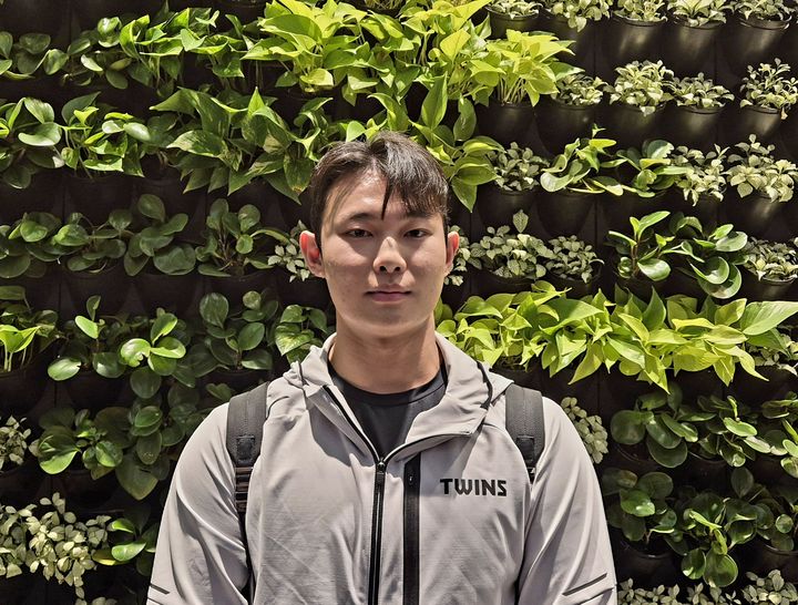 [인천공항=뉴시스] 문채현 기자 = 프로야구 LG 트윈스의 김영우가 12일 인천국제공항에서 스프링캠프 선발대 출국을 앞두고 취재진을 만나 인터뷰를 하고 있다. 2026.01.12. dal@newsis.com *재판매 및 DB 금지