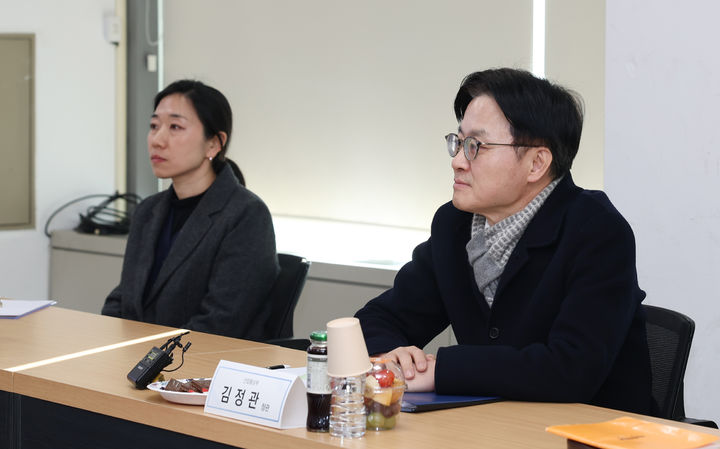 [세종=뉴시스]김정관 산업부 장관이 휴먼노이드 로봇 기업인 에이로봇 현장을 방문했다.(사진=산업부 제공) *재판매 및 DB 금지