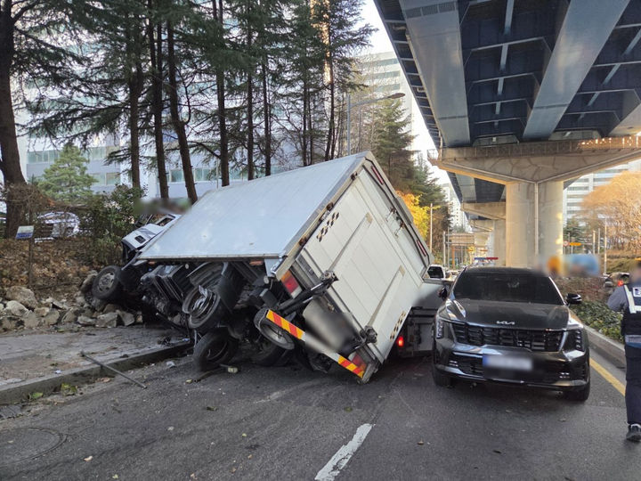 [부산=뉴시스] 13일 오후 부산 부산진구 가야고가교 밑 도로에서 A(50대)씨가 운전한 3.5t 화물차가 중앙분리대를 넘어가 마주오던 1t 트럭과 스포츠유틸리티차량(SUV)을 잇달아 들이받고 옆으로 넘어졌다. (사진=부산경찰청 제공) 2026.01.13. photo@newsis.com *재판매 및 DB 금지