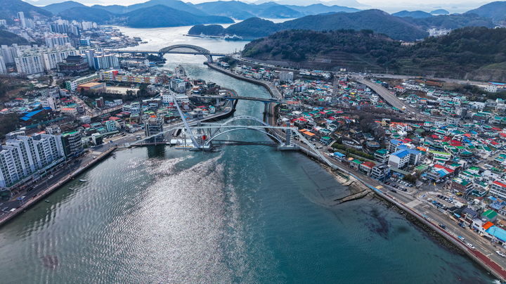 [통영=뉴시스] 신정철 기자= 경남 통영시는 아름다운 통영항을 조망할 수 있는 '명품 전망공간' 오션뷰케이션 조성사업 기공식을 오는 14일 오후 2시 미수동 연필등대 일원에서 개최한다.사진은 오션뷰케이션 조성사업이 펼쳐질 통영항 전경.(사진=통영시 제공).2026.01.13. photo@newsis.com *재판매 및 DB 금지