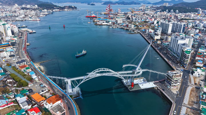 [통영=뉴시스] 신정철 기자= 경남 통영시는 아름다운 통영항을 조망할 수 있는 '명품 전망공간' 오션뷰케이션 조성사업 기공식을 오는 14일 오후 2시 미수동 연필등대 일원에서 개최한다.사진은 오션뷰케이션 조성사업이 펼쳐질 통영항 전경.(사진=통영시 제공).2026.01.13. photo@newsis.com *재판매 및 DB 금지