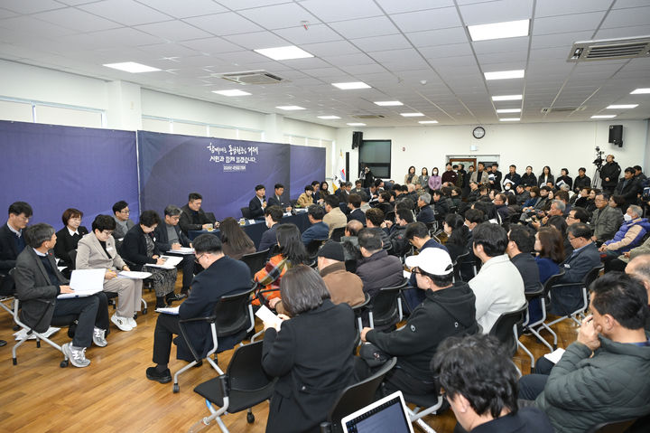 [거제=뉴시스] 신정철 기자= 경남 거제시는 13일 오전 10시부터 2시간여 동안 상문동 주민센터에서 시민공감 간담회를 갖고 2026년 시정 운영 방향 설명과 시민과의 대화 순으로 진행했다.사진은 거제시가 이번 간담회에서 유튜브 생중계를 처음으로 도입하고, 좌석배치도 부채꼴 모양으로 배치해 ‘시민과 더 가깝게’하는 모습을 선보여 주민들로부터 좋은 반응을 얻고 있는 모습.(사진=거제시 제공).2026.01.13. photo@newsis.com *재판매 및 DB 금지