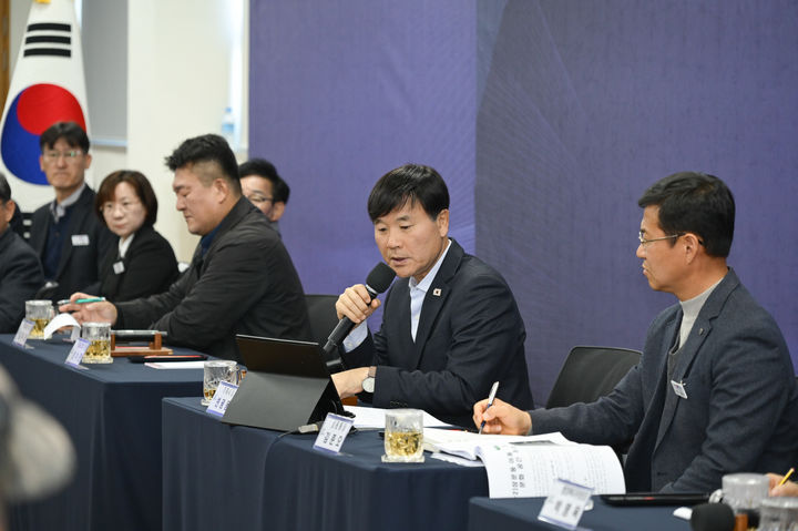 [거제=뉴시스] 신정철 기자= 경남 거제시는 13일 오전 10시부터 2시간여 동안 상문동 주민센터에서 시민공감 간담회를 갖고 2026년 시정 운영 방향 설명과 시민과의 대화 순으로 진행했다.사진은 변광용 시장이 상문동 시민공감 간담회에서 질의에 답변하는 모습.(사진=거제시 제공).2026.01.13. photo@newsis.com *재판매 및 DB 금지