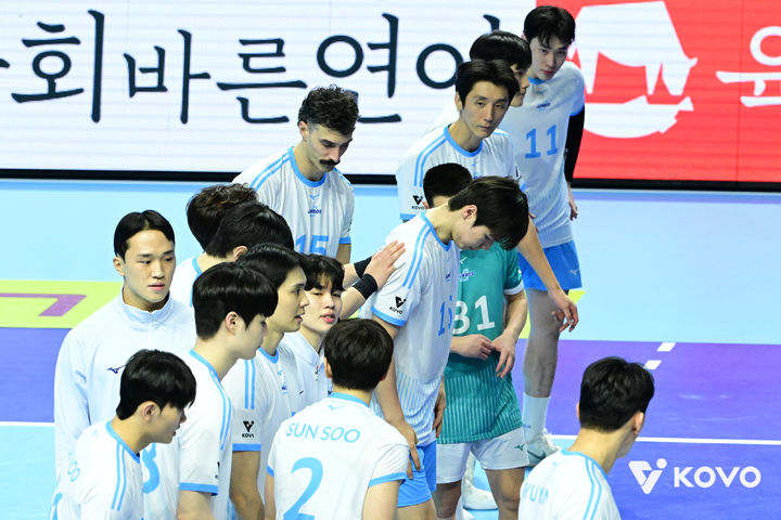 [서울=뉴시스]프로배구 대한항공 4연패. (사진=KOVO 제공)