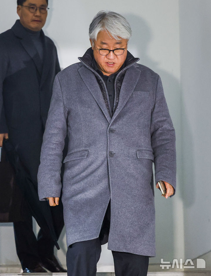 [서울=뉴시스] 정병혁 기자 = 김정환 서울시버스운송사업조합 이사장이 13일 서울 영등포구 서울지방노동위원회에서 열린 서울시버스노동조합 노동쟁의 조정신청사건 특별조정위원회 사후 조정회의에서 협상이 최종 결렬된 뒤 위원회를 나오고 있다. 2026.01.13. jhope@newsis.com