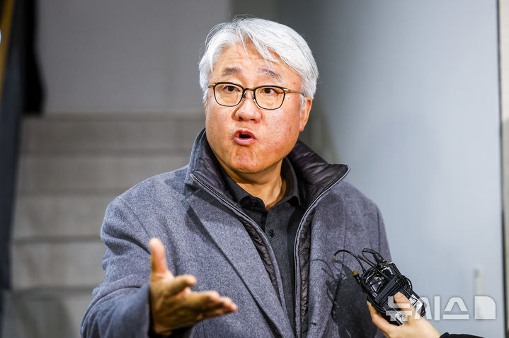 [서울=뉴시스] 정병혁 기자 = 김정환 서울시버스운송사업조합 이사장이 13일 서울 영등포구 서울지방노동위원회에서 열린 서울시버스노동조합 노동쟁의 조정신청사건 특별조정위원회 사후 조정회의에서 협상이 최종 결렬된 뒤 위원회를 나오며 입장을 밝히고 있다. 2026.01.13. jhope@newsis.com