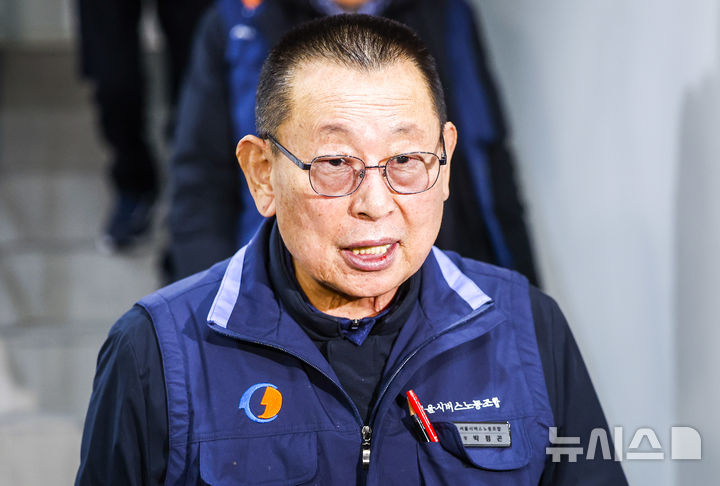 [서울=뉴시스] 정병혁 기자 = 박점곤 전국자동차노동조합연맹 서울시버스노동조합 위원장이 13일 서울 영등포구 서울지방노동위원회에서 열린 서울시버스노동조합 노동쟁의 조정신청사건 특별조정위원회 사후 조정회의에서 협상이 최종 결렬된 뒤 위원회를 나오며 입장을 밝히고 있다. 2026.01.13. jhope@newsis.com