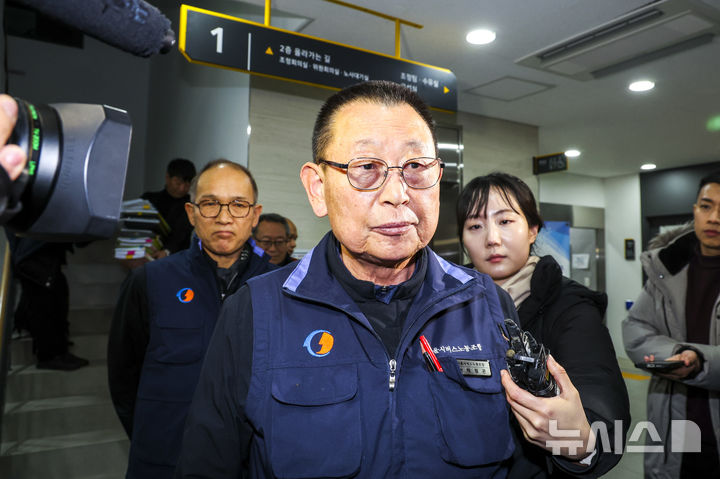 [서울=뉴시스] 정병혁 기자 = 박점곤 전국자동차노동조합연맹 서울시버스노동조합 위원장이 13일 서울 영등포구 서울지방노동위원회에서 열린 서울시버스노동조합 노동쟁의 조정신청사건 특별조정위원회 사후 조정회의에서 협상이 최종 결렬된 뒤 위원회를 나오며 입장을 밝히고 있다. 2026.01.13. jhope@newsis.com