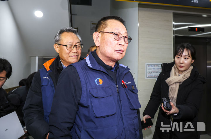 [서울=뉴시스] 정병혁 기자 = 박점곤 전국자동차노동조합연맹 서울시버스노동조합 위원장이 13일 서울 영등포구 서울지방노동위원회에서 열린 서울시버스노동조합 노동쟁의 조정신청사건 특별조정위원회 사후 조정회의에서 협상이 최종 결렬된 뒤 위원회를 나오며 입장을 밝히고 있다. 2026.01.13. jhope@newsis.com