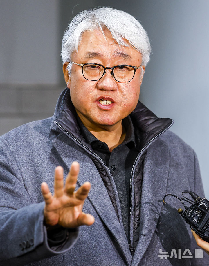 [서울=뉴시스] 정병혁 기자 = 김정환 서울시버스운송사업조합 이사장이 13일 서울 영등포구 서울지방노동위원회에서 열린 서울시버스노동조합 노동쟁의 조정신청사건 특별조정위원회 사후 조정회의에서 교섭이 최종 결렬된 뒤 위원회를 나오며 입장을 밝히고 있다. 2026.01.13. jhope@newsis.com
