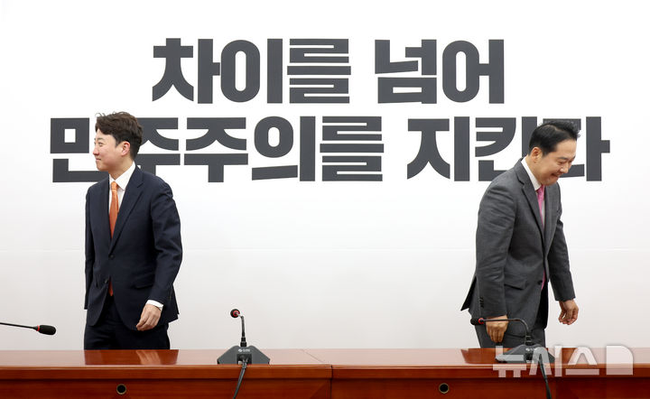 [서울=뉴시스] 김금보 기자 = 장동혁 국민의힘 대표와 이준석 개혁신당 대표가 13일 오전 서울 여의도 국회에서 열린 '공천헌금·통일교 특검 연대' 회동에서 악수를 한 뒤 자리로 향하고 있다. 2026.01.13. kgb@newsis.com