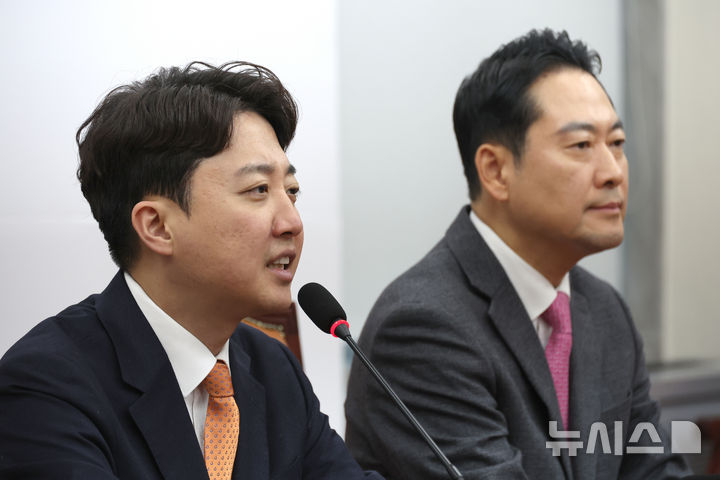 [서울=뉴시스] 김금보 기자 = 이준석 개혁신당 대표가 13일 오전 서울 여의도 국회에서 열린 장동혁 국민의힘 대표와의 '공천헌금·통일교 특검 연대' 회동에서 발언을 하고 있다. 2026.01.13. kgb@newsis.com