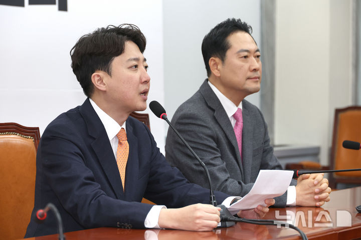 [서울=뉴시스] 김금보 기자 = 이준석 개혁신당 대표가 13일 오전 서울 여의도 국회에서 열린 장동혁 국민의힘 대표와의 '공천헌금·통일교 특검 연대' 회동에서 발언을 하고 있다. 2026.01.13. kgb@newsis.com