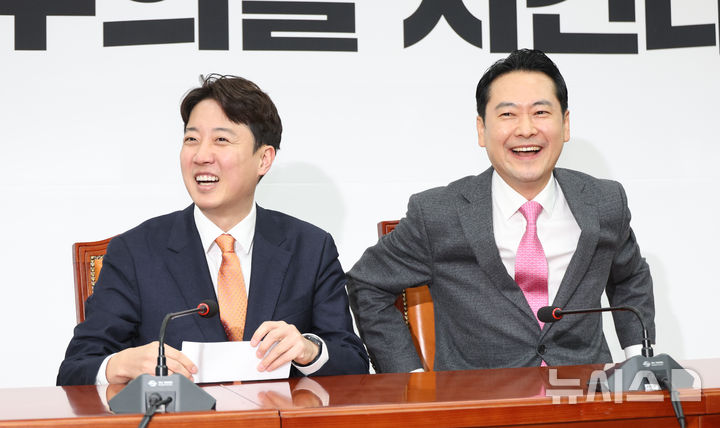 [서울=뉴시스] 김금보 기자 = 장동혁 국민의힘 대표와 이준석 개혁신당 대표가 13일 오전 서울 여의도 국회에서 열린 '공천헌금·통일교 특검 연대' 회동에서 함박 웃음을 보이고 있다. 2026.01.13. kgb@newsis.com