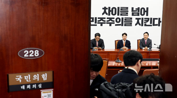 [서울=뉴시스] 김금보 기자 = 장동혁 국민의힘 대표와 이준석 개혁신당 대표가 13일 오전 서울 여의도 국회에서 열린 '공천헌금·통일교 특검 연대' 회동에서 취재진 퇴장을 기다리고 있다. 2026.01.13. kgb@newsis.com