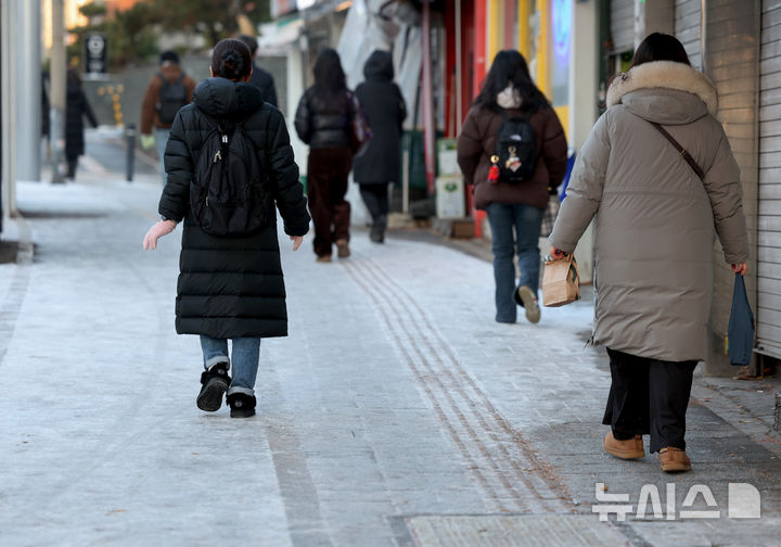 [서울=뉴시스] 김진아 기자 = 추위가 이어지고 있는 13일 서울 중구의 한 골목에서 시민들이 빙판길을 걷고 있다. 2025.01.13. bluesoda@newsis.com