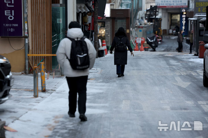 [서울=뉴시스] 김진아 기자 = 추위가 이어지고 있는 13일 서울 중구의 한 골목에서 시민들이 빙판길을 걷고 있다. 2025.01.13. bluesoda@newsis.com