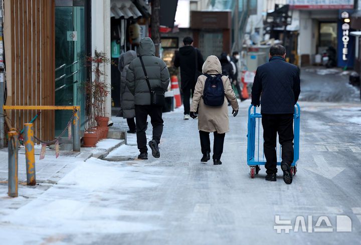 충남권 아침 최저 영하 12도…"강풍 불어 체감온도 뚝"