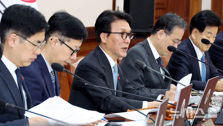 [서울=뉴시스] 추상철 기자 = 김민석 국무총리가 13일 오전 서울 종로구 정부서울청사에서 열린 국무회의에서 발언하고 있다. 2026.01.13. scchoo@newsis.com