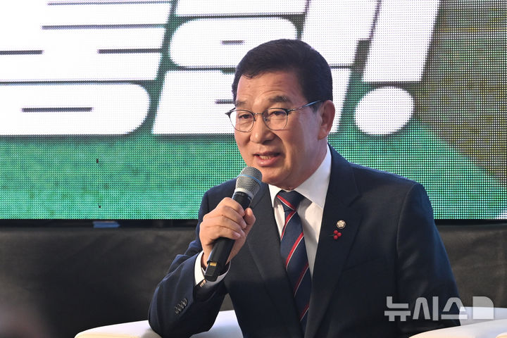 [광주=뉴시스] 이영주 기자 = 더불어민주당 신정훈 국회의원이 13일 오전 광주 서구 광주시의회에서 열린 새로운광주포럼의 토론회 '광주·전남 행정통합 시도민과 함께 길을 묻다'에 참여해 기조발언을 하고 있다. 2026.01.13. leeyj2578@newsis.com