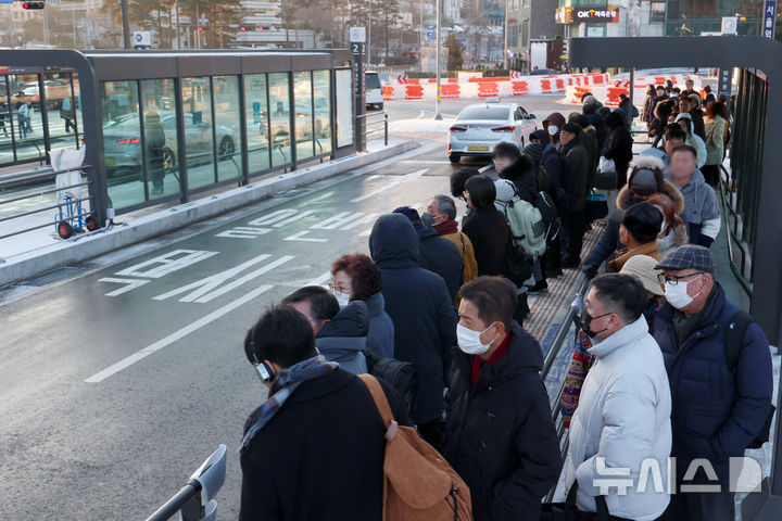 [서울=뉴시스] 조성우 기자 = 서울 시내버스노조가 총파업에 돌입한 13일 오전 서울 중구 서울역 택시승강장에서 시민들이 택시를 기다리고 있다. 2026.01.13. xconfind@newsis.com
