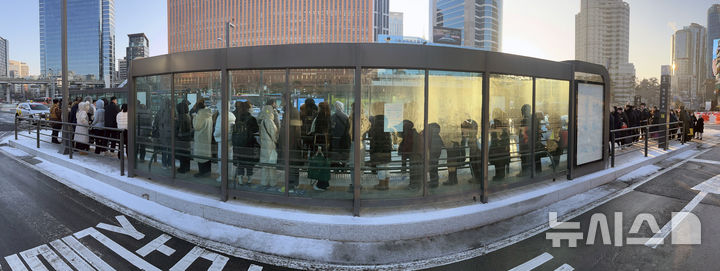 [서울=뉴시스] 조성우 기자 = 서울 시내버스노조가 총파업에 돌입한 13일 오전 서울 중구 서울역 택시 승강장에서 시민들이 택시를 기다리고 있다. 2026.01.13. xconfind@newsis.com