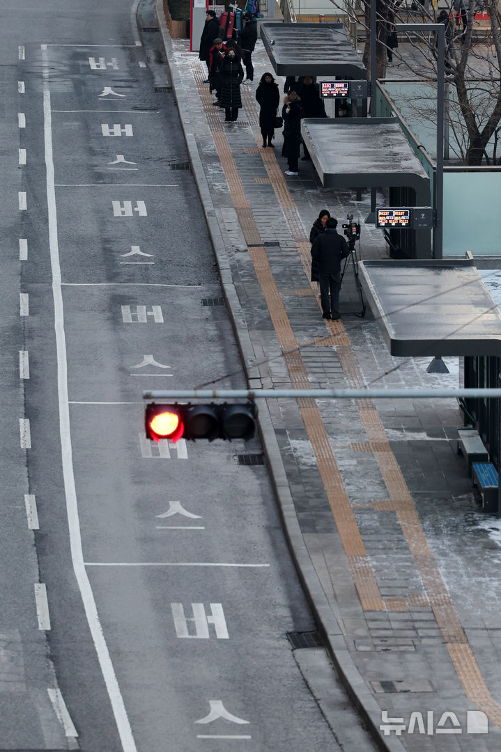 [서울=뉴시스] 조성우 기자 = 서울 시내버스노조가 총파업에 돌입한 13일 오전 서울 중구 서울역 버스환승센터에서 시민들이 버스를 기다리고 있다. 2026.01.13. xconfind@newsis.com