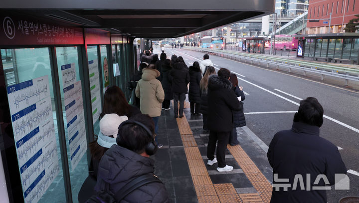 [서울=뉴시스] 조성우 기자 = 서울 시내버스노조가 총파업에 돌입한 13일 오전 서울 중구 서울역 버스환승센터에서 시민들이 버스를 기다리고 있다. 2026.01.13. xconfind@newsis.com