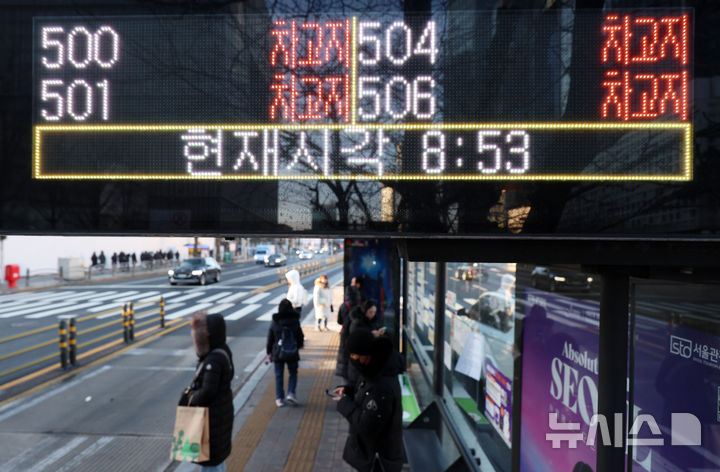 서울 시내버스 파업에 출근길 지하철·택시 승강장 '혼잡' [뉴시스Pic]
