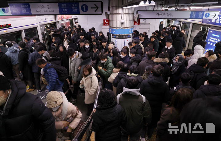 [서울=뉴시스] 조성우 기자 = 서울 시내버스노조가 총파업에 돌입한 13일 오전 서울 중구 서울역 지하철 1호선 승강장이 출근길 시민들로 붐비고 있다. 2026.01.13. xconfind@newsis.com