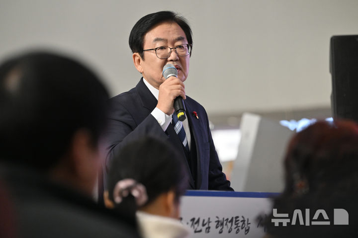 [광주=뉴시스] 이영주 기자 = 문인 광주 북구청장이 13일 오전 광주 서구 광주시의회에서 열린 새로운광주포럼의 토론회 '광주·전남 행정통합 시도민과 함께 길을 묻다'에 참여해 발표하고 있다. 2026.01.13. leeyj2578@newsis.com