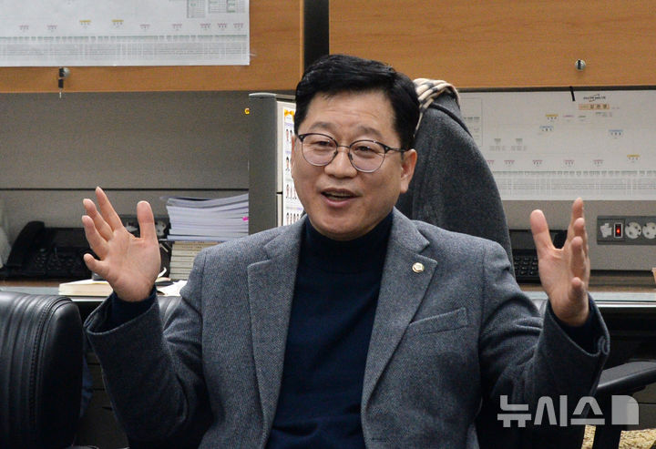 [전주=뉴시스] 김얼 기자 = 더불어민주당 안호영(완주·진안·무주) 의원이 13일 전북 전주시 전북특별자치도의회 기자실을 방문해 기자단과 차담회를 갖고 질의에 답변하고 있다. 2026.01.13. pmkeul@newsis.com