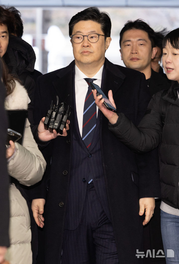 [서울=뉴시스] 황준선 기자 = 홈플러스 사태와 관련해 사기와 자본시장법 위반 등 혐의를 받는 김병주 MBK파트너스 회장이 13일 오전 서울 서초구 서울중앙지방법원에서 열린 구속 전 피의자 심문(영장실질심사)에 출석하고 있다. 2026.01.13. hwang@newsis.com