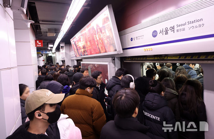 [서울=뉴시스] 김선웅 기자 = 서울 시내버스 노동조합 파업이 시작된 13일 서울지하철 1호선 서울역 승강장에서 출근하는 시민들이 지하철을 기다리고 있다. 2026.01.13. mangusta@newsis.com