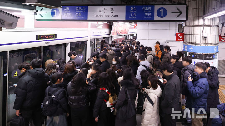 월급 20% 오른 서울 버스…새벽 2시까지 일한 지하철 직원들 '속앓이'