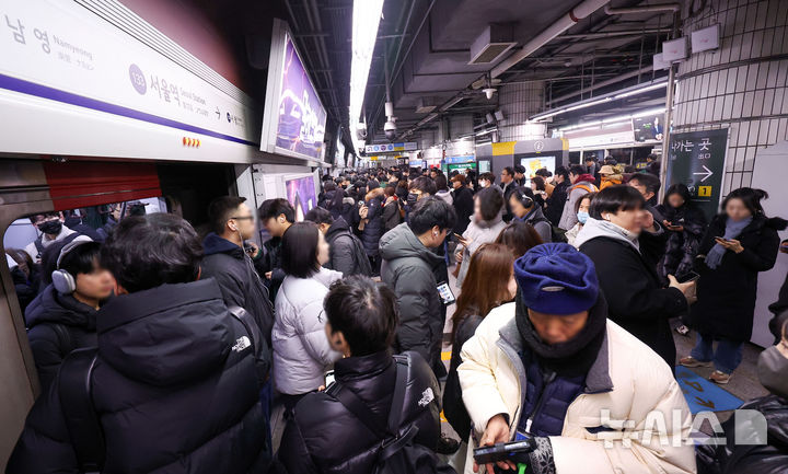 [서울=뉴시스] 김선웅 기자 = 서울 시내버스 노동조합 파업이 시작된 13일 서울지하철 1호선 서울역 승강장에서 출근하는 시민들이 지하철을 기다리고 있다. 2026.01.13. mangusta@newsis.com