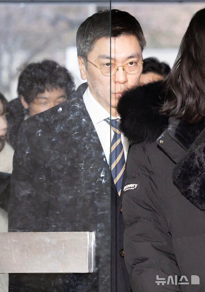 [서울=뉴시스] 황준선 기자 = 홈플러스 사태와 관련해 사기와 자본시장법 위반 등 혐의를 받는 김정환 MBK파트너스 부사장이 13일 오전 서울 서초구 서울중앙지방법원에서 열린 구속 전 피의자 심문(영장실질심사)에 출석하고 있다. 2026.01.13. hwang@newsis.com