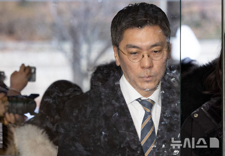 [서울=뉴시스] 황준선 기자 = 이른바 '홈플러스 사태' 관련 MBK파트너스 경영진들에 대한 사건을 수사하는 검찰이 김정환 MBK 부사장을 소환했다. 사진은 김 부사장. 2026.07.20. hwang@newsis.com