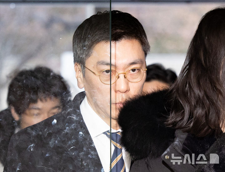 [서울=뉴시스] 황준선 기자 = 홈플러스 사태와 관련해 사기와 자본시장법 위반 등 혐의를 받는 김정환 MBK파트너스 부사장이 13일 오전 서울 서초구 서울중앙지방법원에서 열린 구속 전 피의자 심문(영장실질심사)에 출석하고 있다. 2026.01.13. hwang@newsis.com