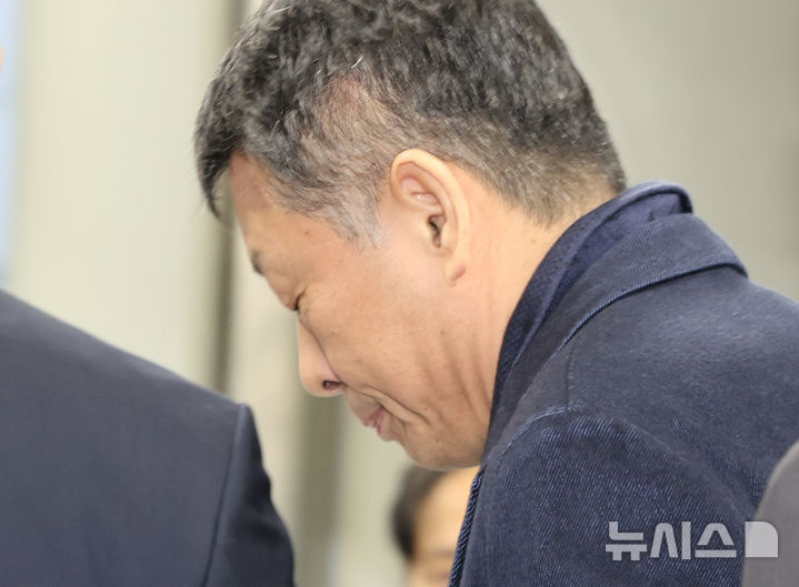 [서울=뉴시스] 황준선 기자 = 홈플러스 사태와 관련해 사기와 자본시장법 위반 등 혐의를 받는 김광일 MBK파트너스 부회장 겸 홈플러스 공동대표가 13일 오전 서울 서초구 서울중앙지방법원에서 열린 구속 전 피의자 심문(영장실질심사)에 출석하고 있다. 2026.01.13. hwang@newsis.com