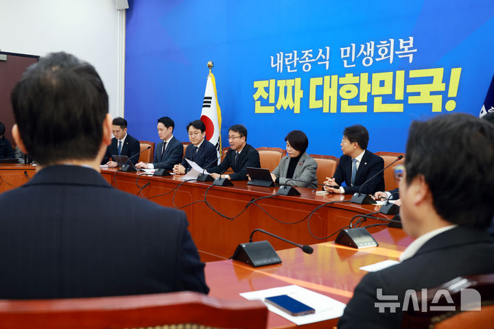 [서울=뉴시스] 고승민 기자 = 한병도 더불어민주당 원내대표가 13일 서울 여의도 국회에서 열린 원내대책회의에서 발언하고 있다. 2026.01.13. kkssmm99@newsis.com