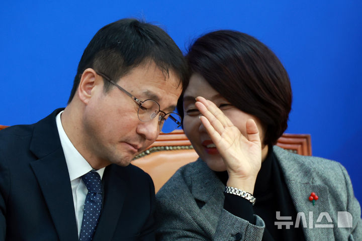 [서울=뉴시스] 고승민 기자 = 더불어민주당 한병도 원내대표와 한정애 정책위의장이 13일 서울 여의도 국회에서 열린 원내대책회의에서 대화하고 있다. 2026.01.13. kkssmm99@newsis.com