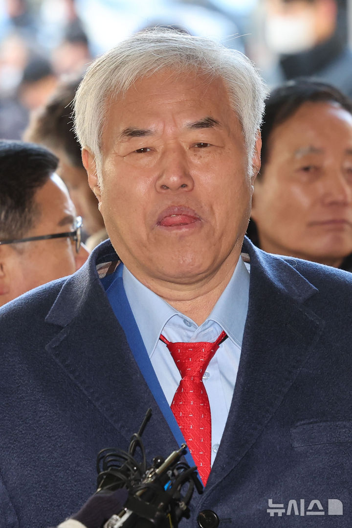 [서울=뉴시스] 권창회 기자 = 전광훈 사랑제일교회 목사가 13일 오전 서울 마포구 서울서부지법에서 열린 구속 전 피의자 심문(영장실질심사)에 출석하고 있다. 2025.01.13. kch0523@newsis.com